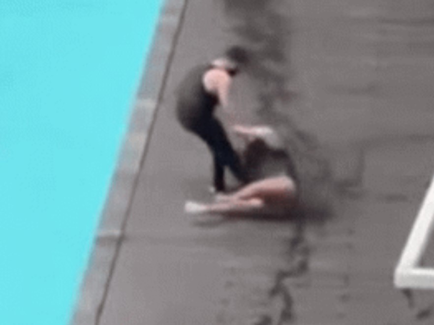  Mâu thuẫn với bạn gái bên bể bơi, hành động sau đó của người đàn ông khiến dân mạng phẫn nộ